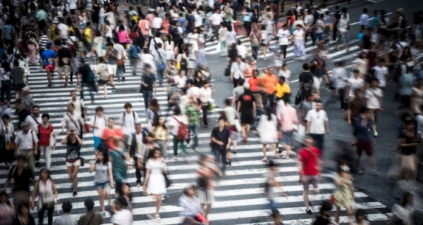 O pogodzie ducha i synchroniczności, czyli Hawkins na wakacje