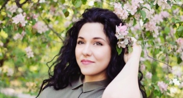 Uśmiechnięta jak paryżanka – proste ćwiczenie na co dzień