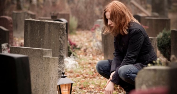 Zmarli prowadzą w nas „połowiczne życie”