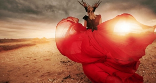 Czy emocje mają moc zmieniania przeszłości? - recenzja "Myśl, odczuwaj, działaj"